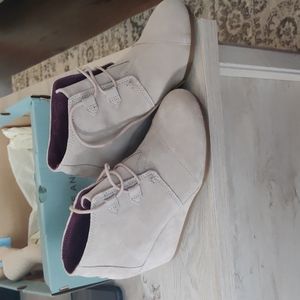 Toms suede booties